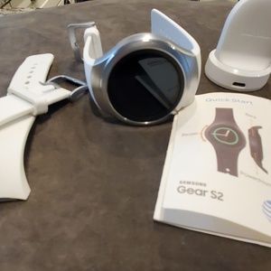 White Samsung Gear S2 - smartwatch